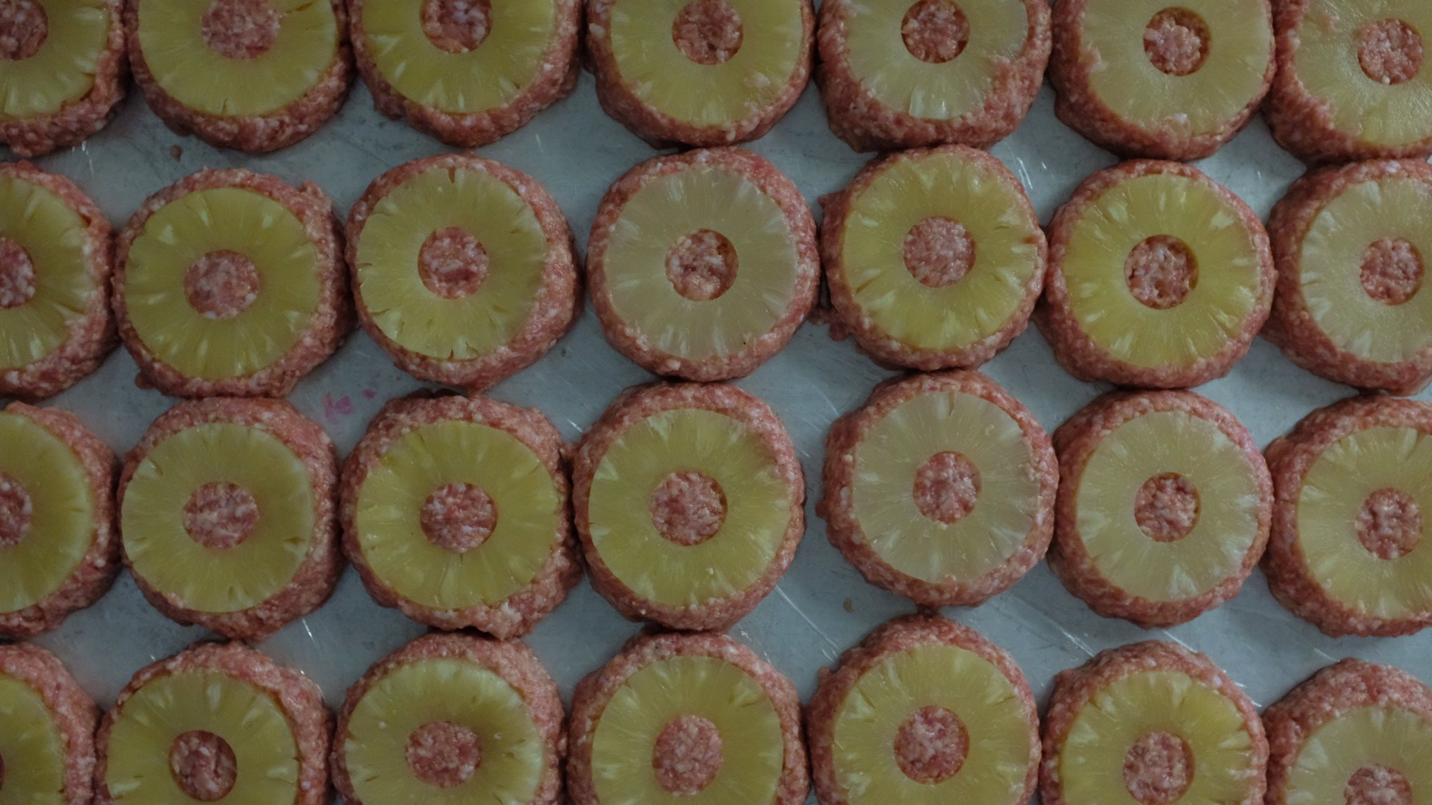 Lekkere ananasburger met verse ingrediënten